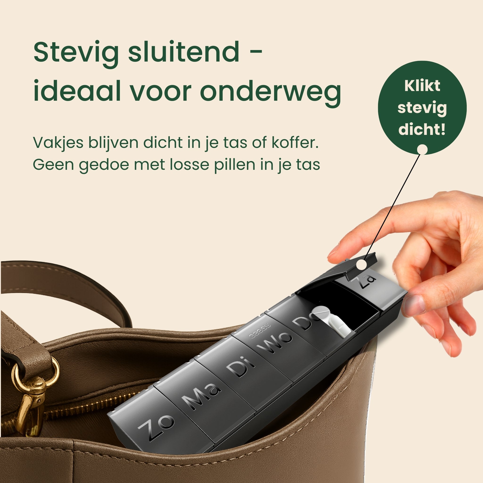 Zwarte 7-daagse pillendoos met ingegraveerde dag aanduiding, geschikt voor medicijnen, supplementen en vitamines. Compact, stevig en duurzaam ontwerp met één ruim vak per dag. Ideaal voor dagelijks gebruik en onderweg.